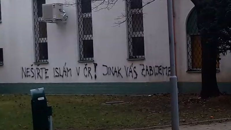 Nešiřte islám v ČR! Jinak vás zabijeme, objevilo se na mešitě v Brně